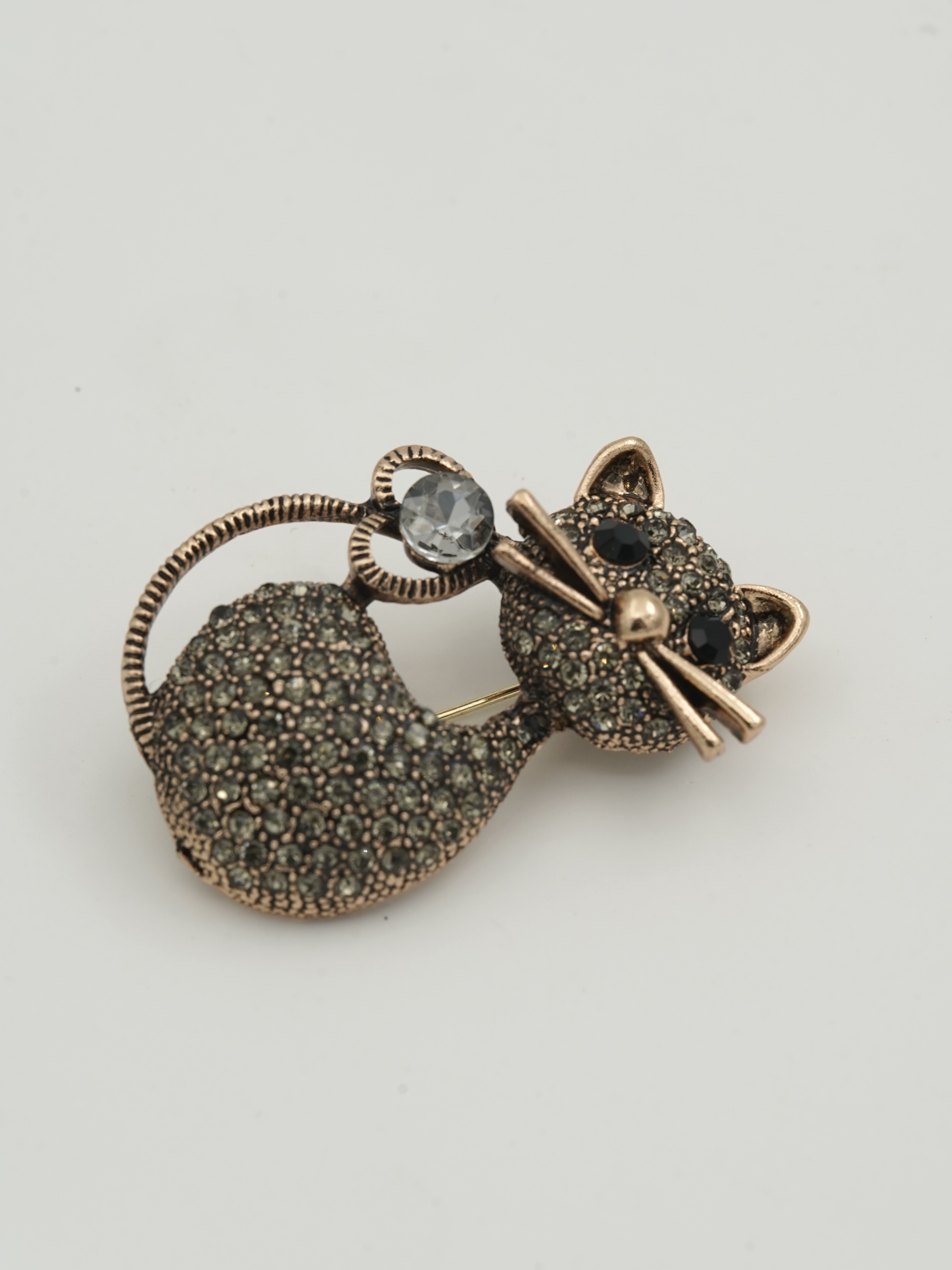 Resim Kalp Detaylı Taşlı Gold Kedi Broş